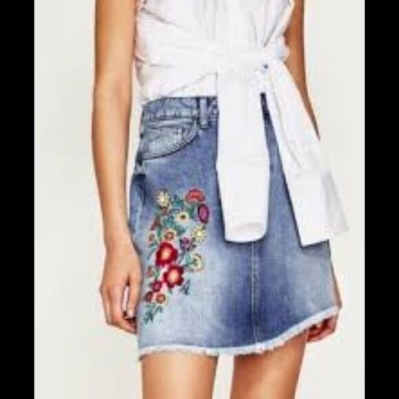 Zara Floral Embroidered Denim Skirt sz Medium - Picture 1 of 7